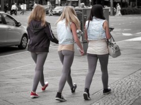 drei Frauen in Leggings von hinten